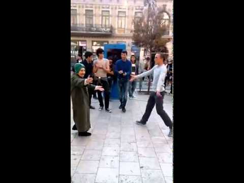 Old Woman Dance in Street / მოხუცი ქალის ცეკვა ქუჩაში ახალგაზრდებთან